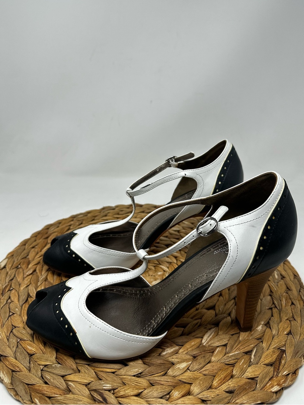 BROOKS BROTHERS Two-Tone T-Strap Peep-Toe Wing Tip Leather Heels size 8.5